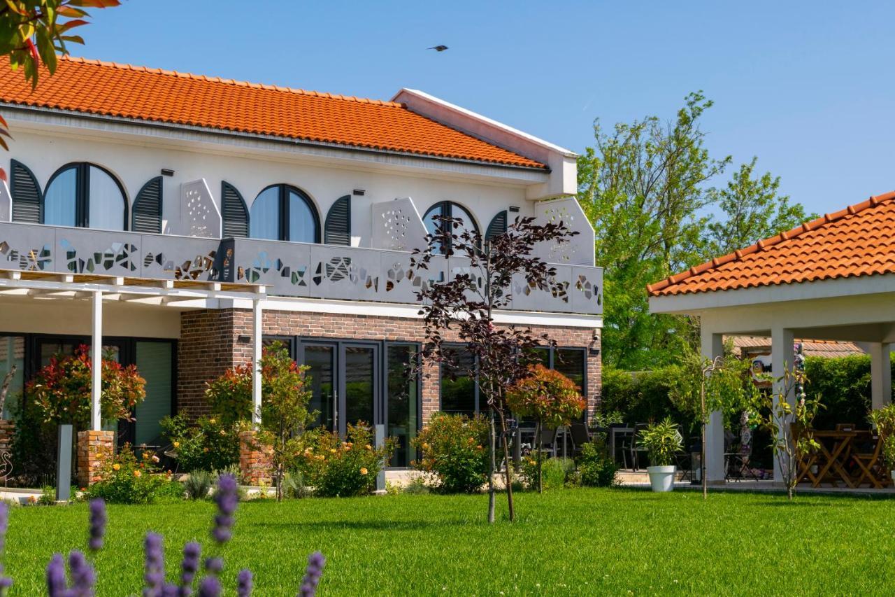 Hotel Boutique 23 Douăzeci şi Trei August Exterior foto